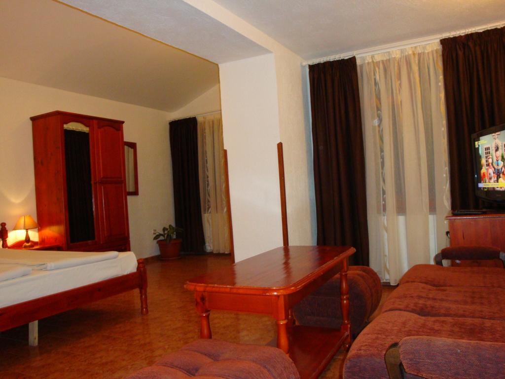 Family Hotel Diana Lyaskovo  Exterior foto